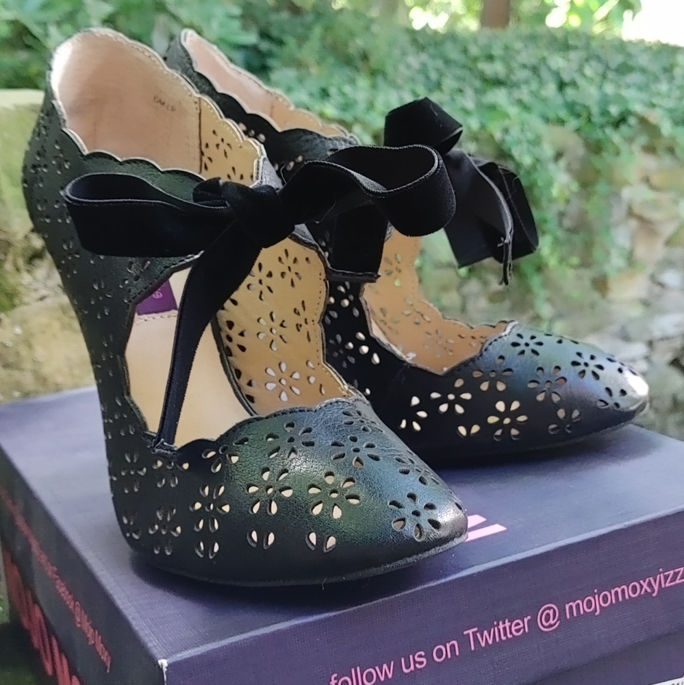 Black leather Mojo Moxy 4" stilettos heels size 6 M